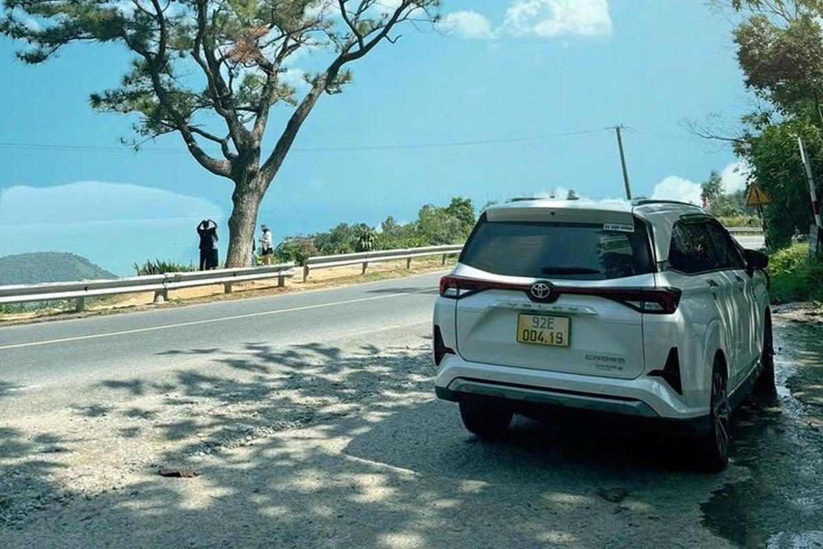 bílé auto zaparkované na kraji silnice