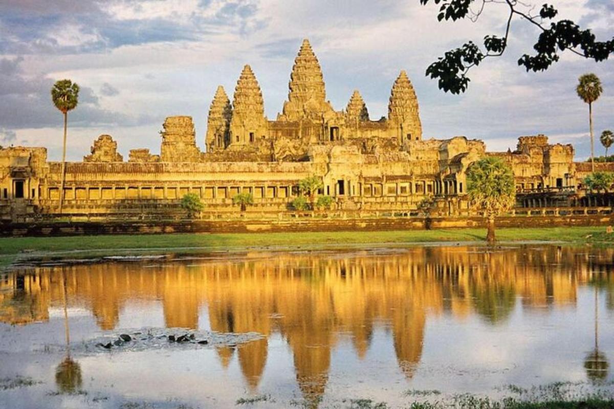 un grande edificio con il suo riflesso in uno specchio d'acqua