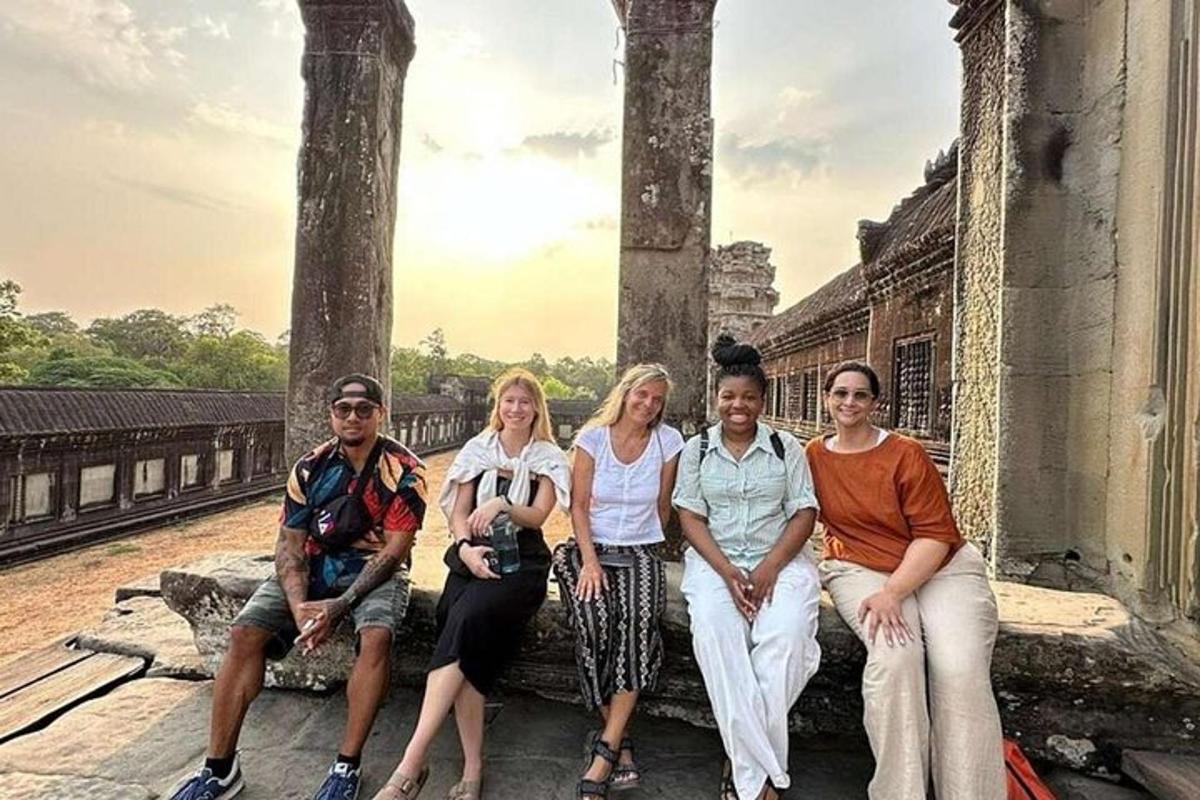 un gruppo di persone sedute sulle rovine di un tempio
