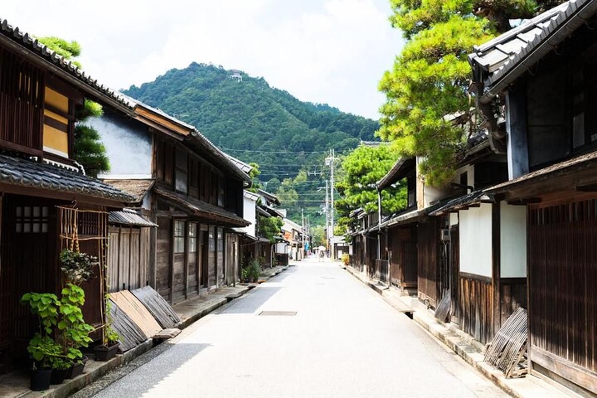 亚洲村庄里一条空荡荡的街道，周围都是建筑物