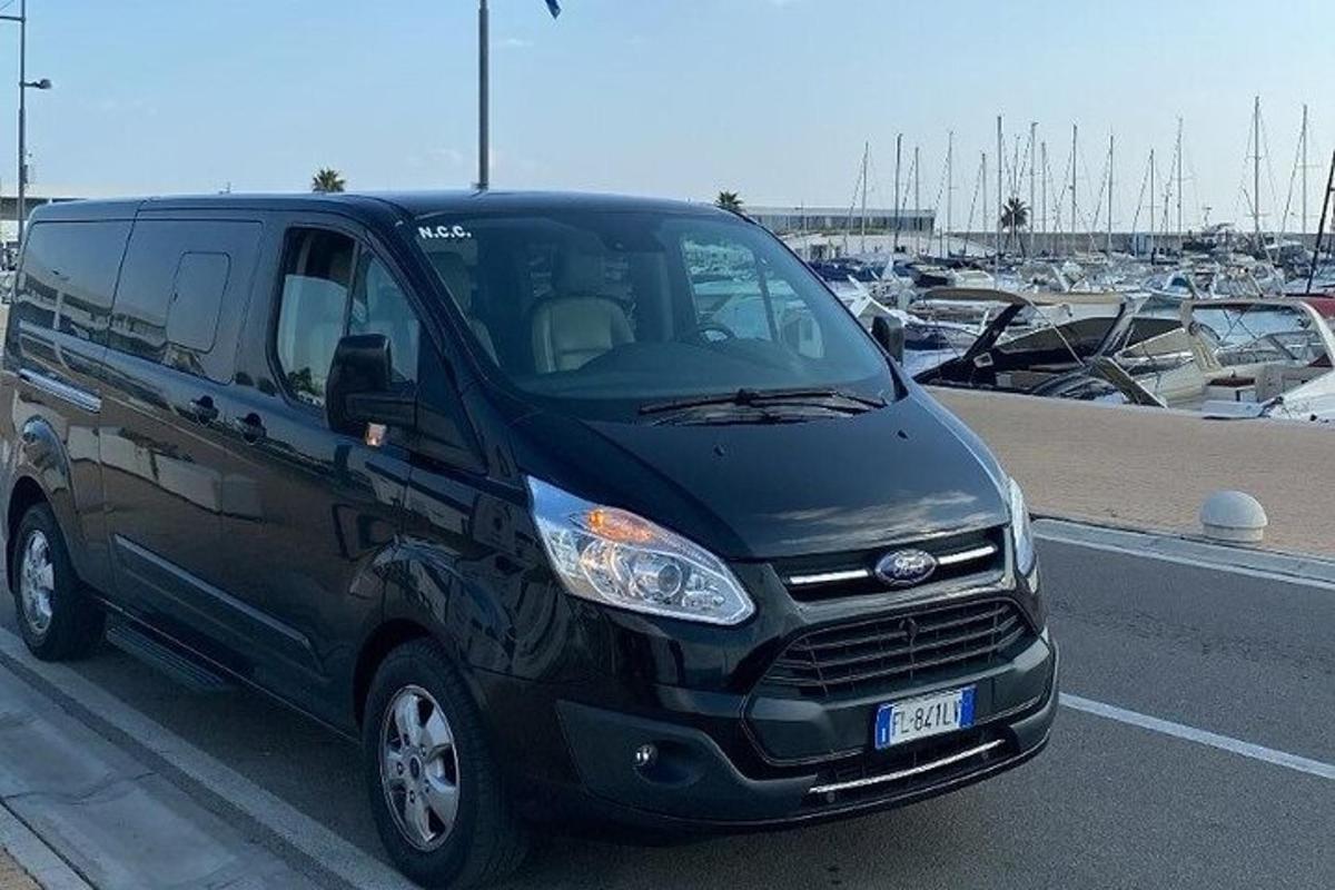 egy fekete furgon parkolt a parkolóban