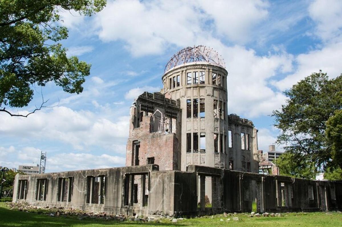 Un edificio con una torre de reloj en la parte superior.