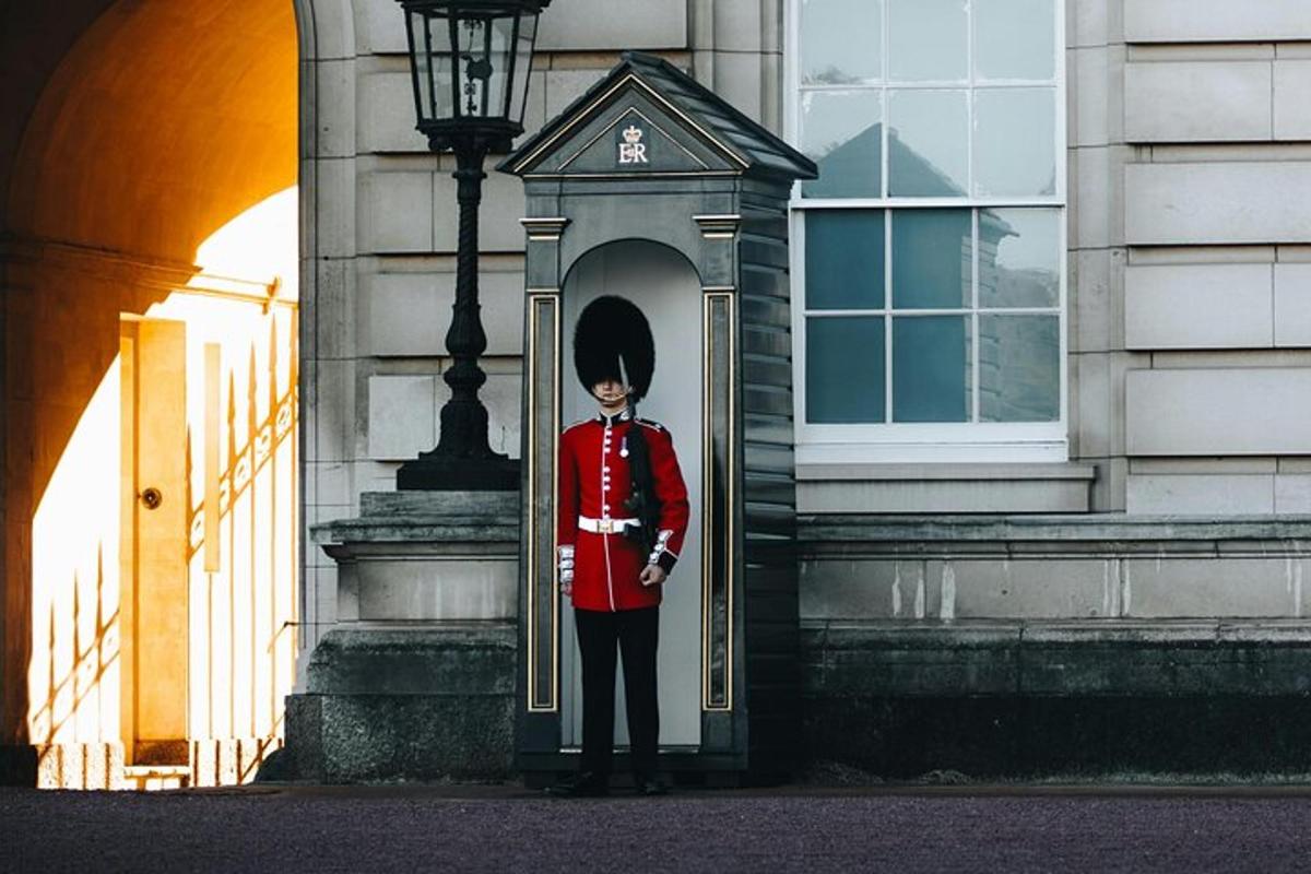 ein Mann in Uniform steht vor einem Gebäude