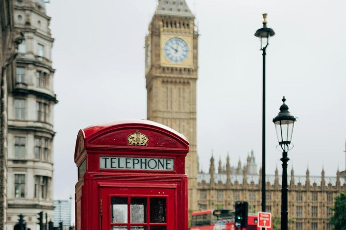 eine rote Telefonzelle vor Big Ben