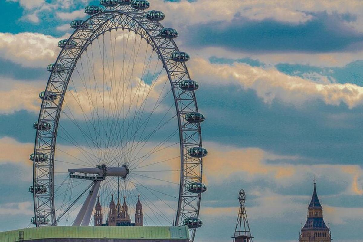 ein großes Riesenrad vor einem bewölkten Himmel