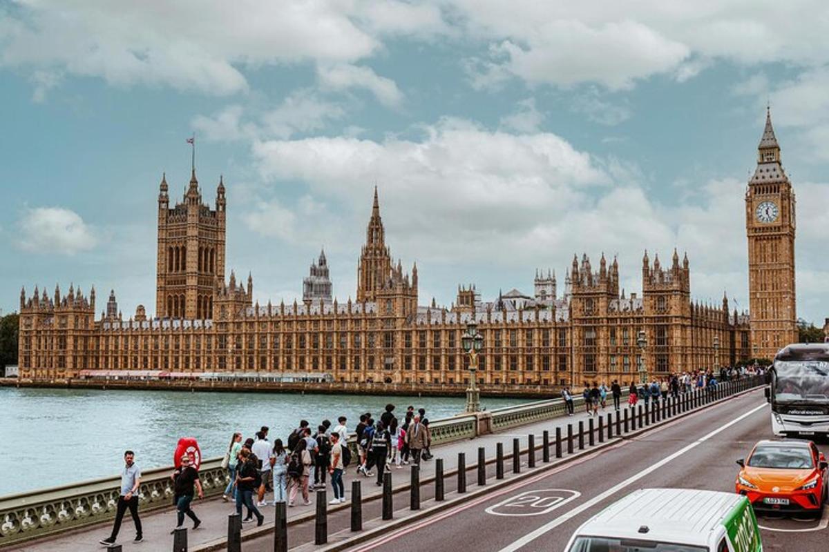 ein großes Gebäude mit einem Uhrenturm und Big Ben