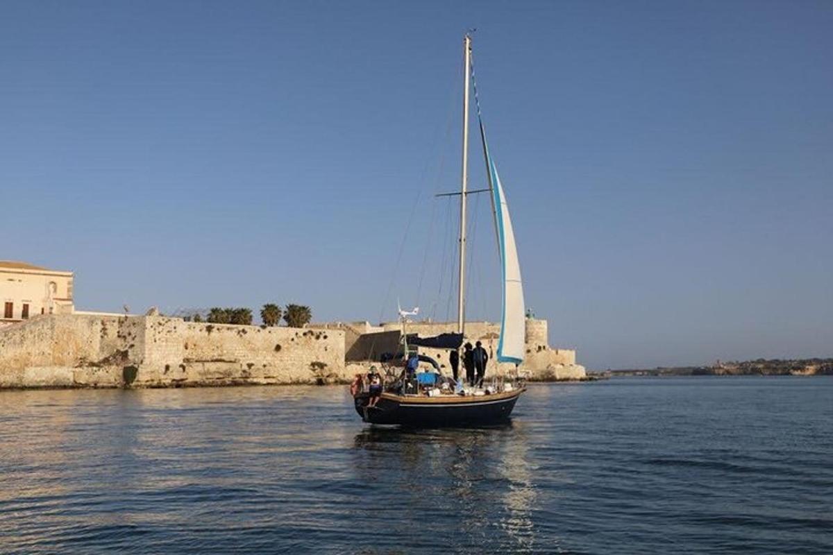 ein Segelboot im Wasser mit Menschen darauf