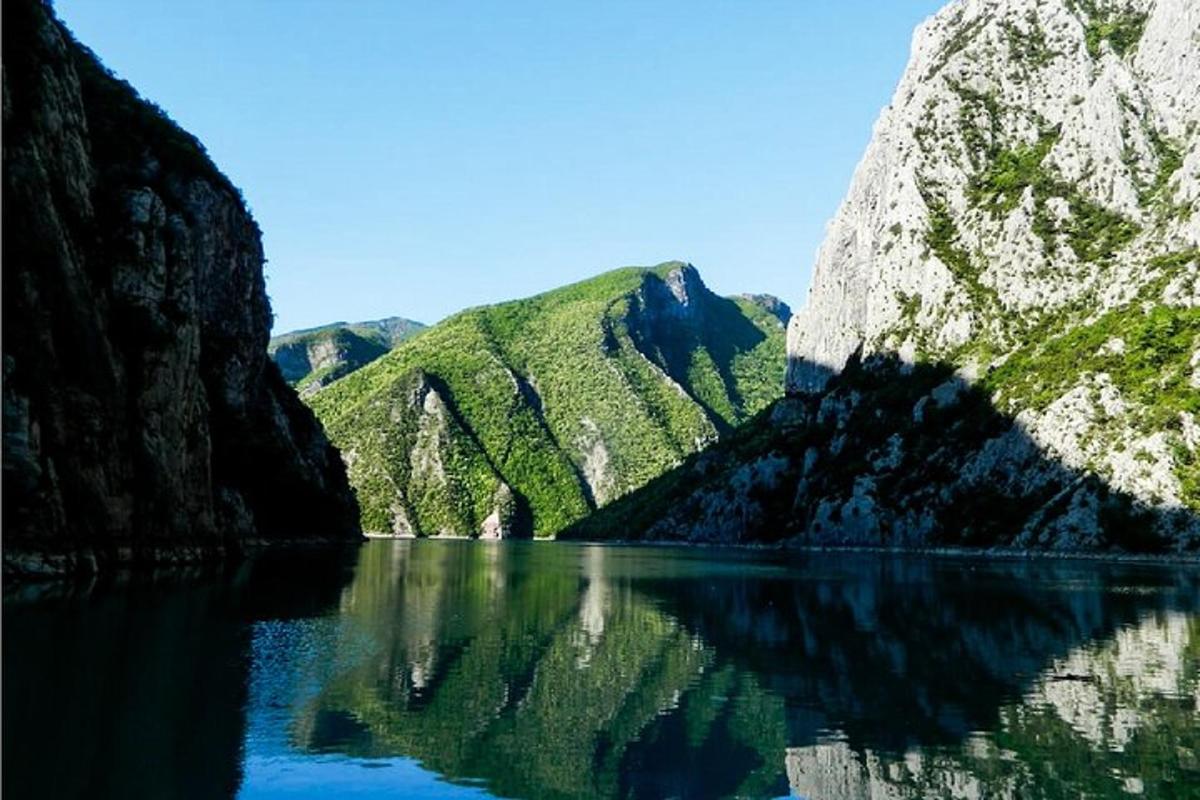 两座山之间的湖泊景色