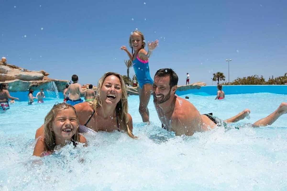 un groupe de personnes dans l'eau d'une piscine