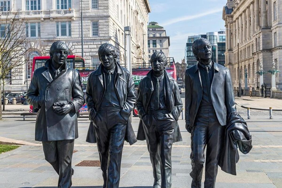 en statue af Beatles i byen