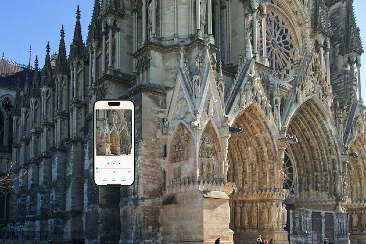 ein Handy, das an der Seite eines Gebäudes hängt