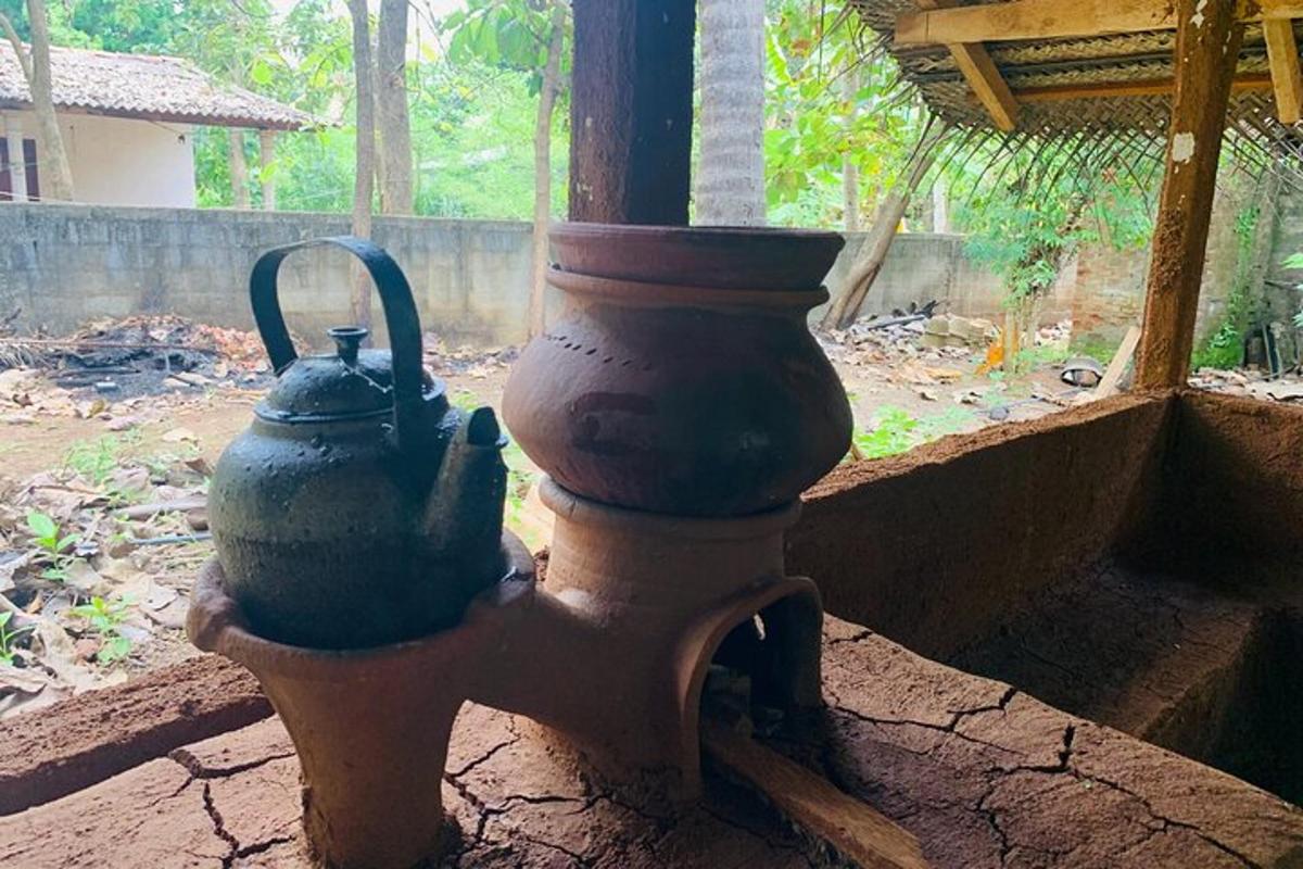 dua pasu duduk di atas pili bomba