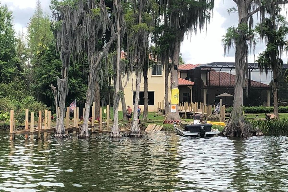 un uomo su una barca in acqua vicino agli alberi