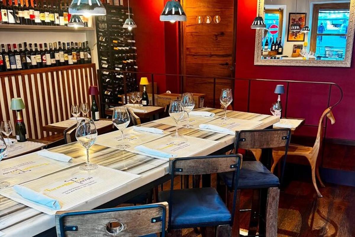 Una mesa larga en un restaurante con copas de vino.