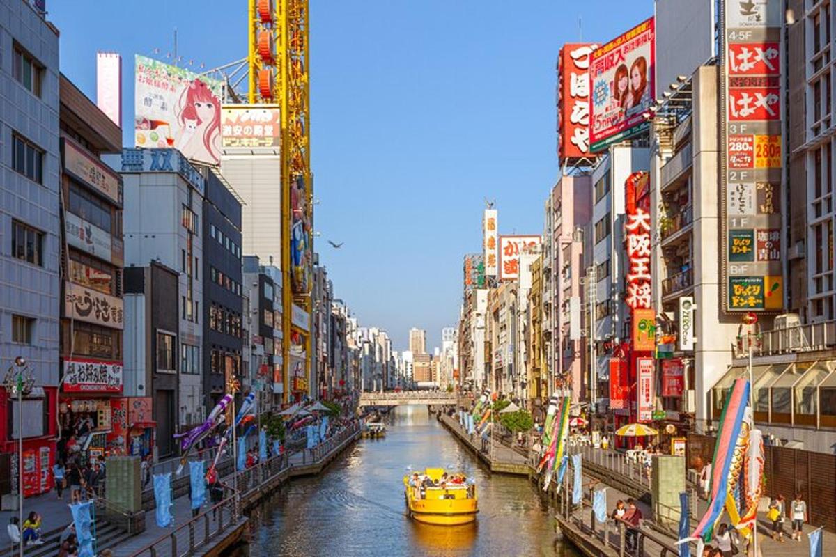 城市河流中的一艘黄色小船