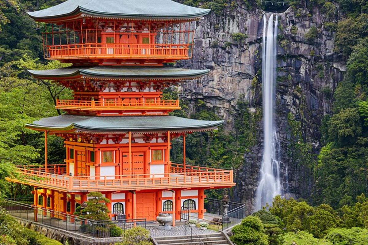 一座橙色的建筑，背景是瀑布