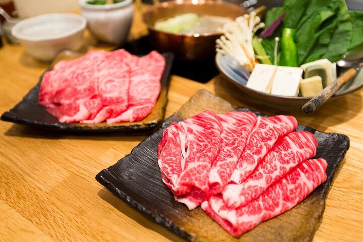 桌子上有两块肉和蔬菜