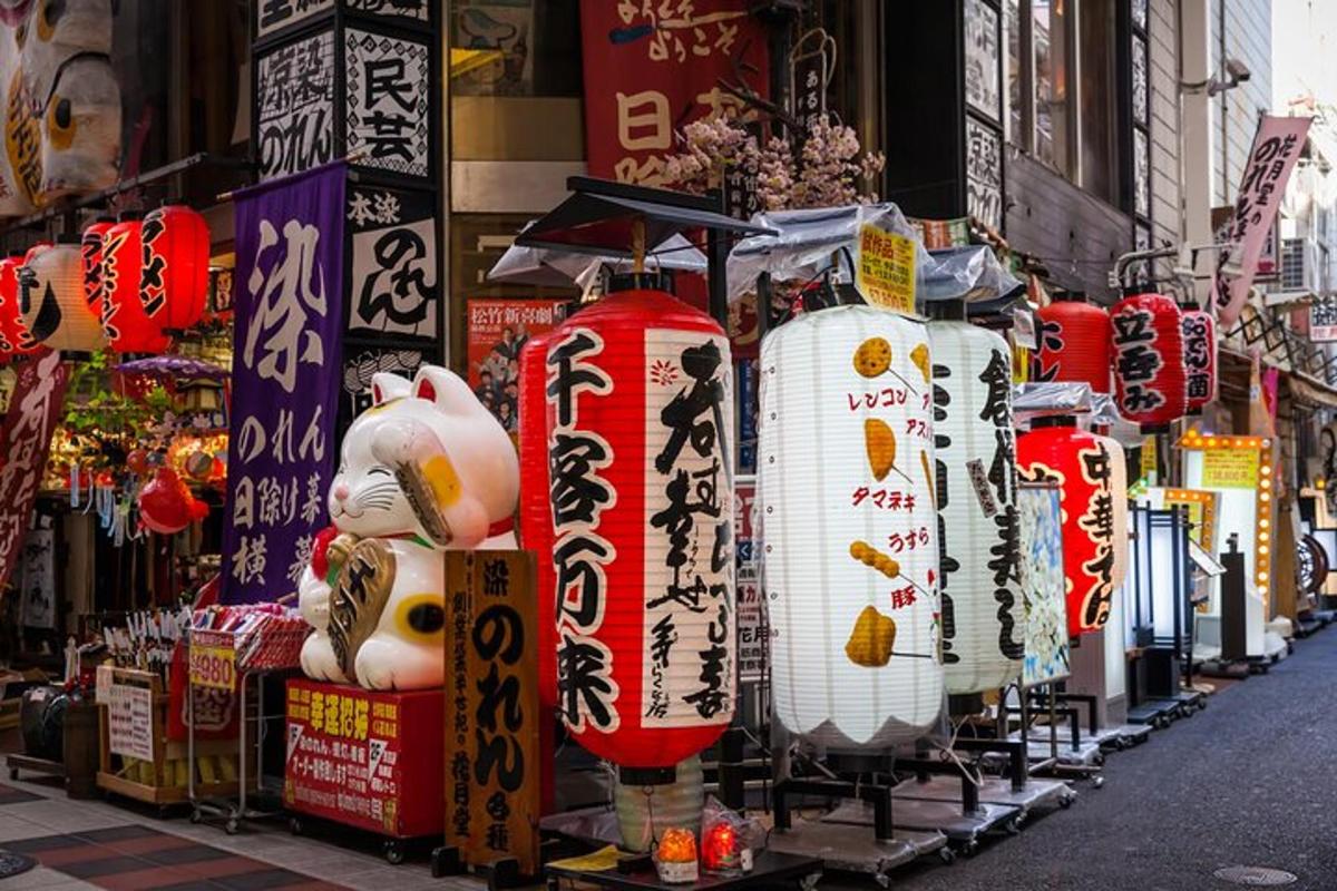 街道上一排红白灯笼