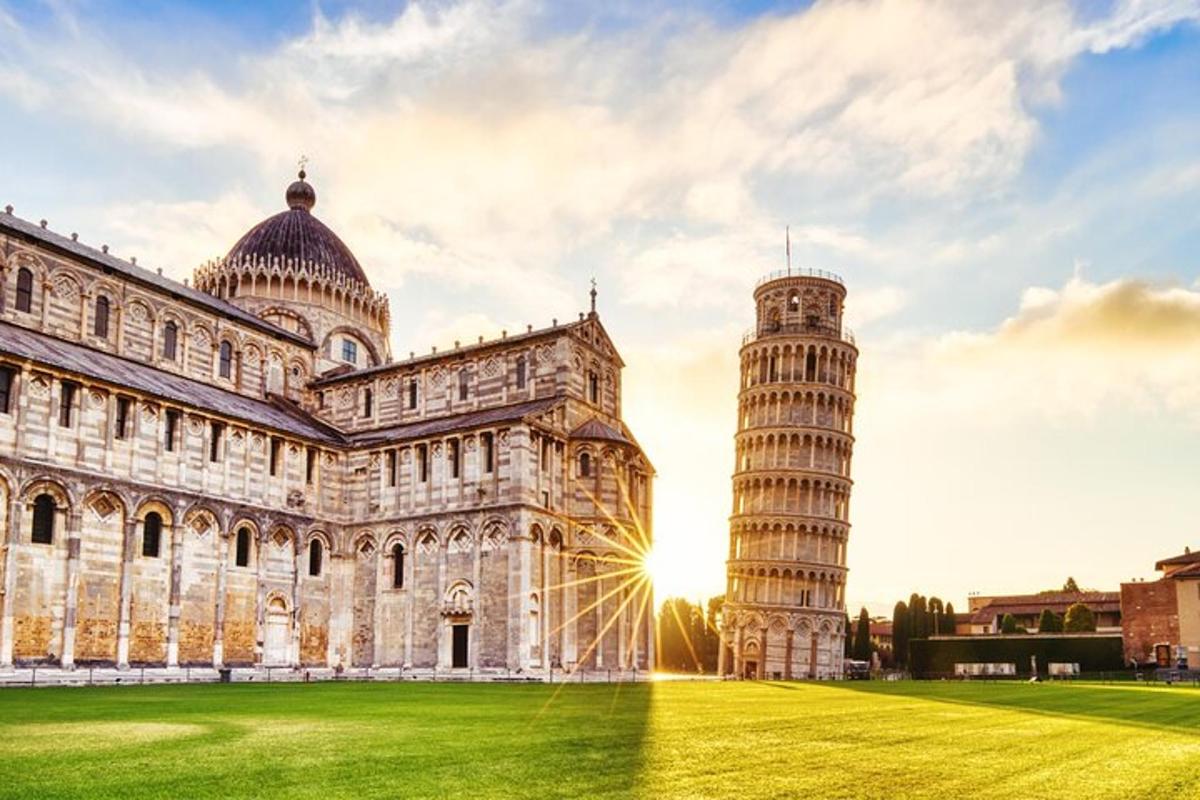 Una vista de la Torre Inclinada de Pisa y la Catedral