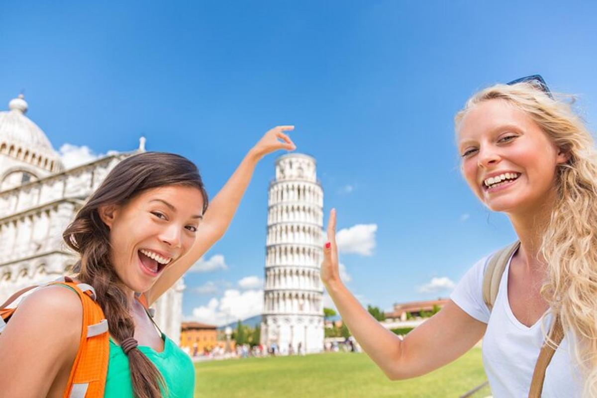 Dos chicas posando frente a la Torre Inclinada de los Milagros