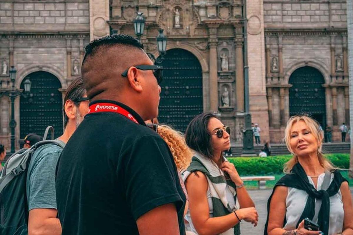sekumpulan orang berdiri di hadapan sebuah bangunan