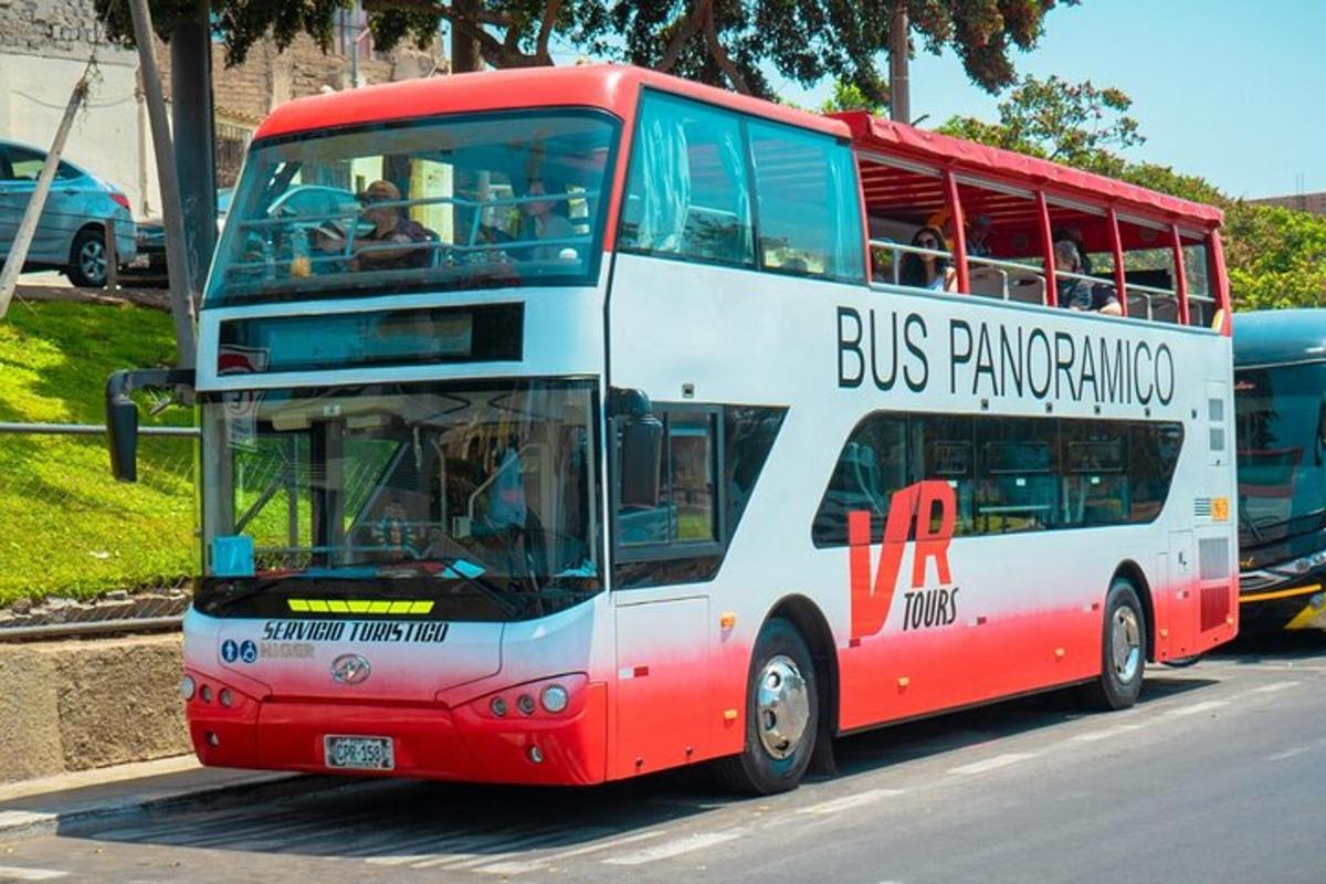 Červenobílý dvoupatrový autobus jedoucí po ulici
