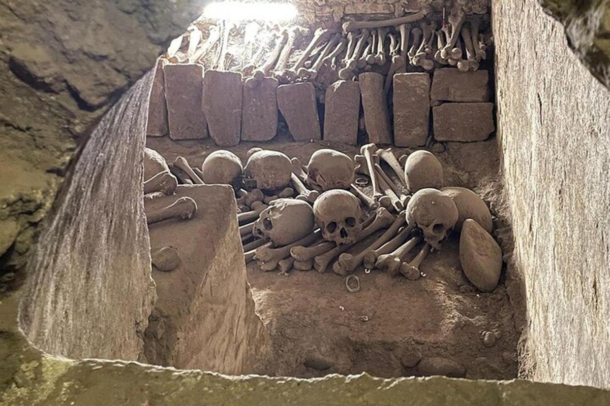skalna formacija z lobanjami in okostji
