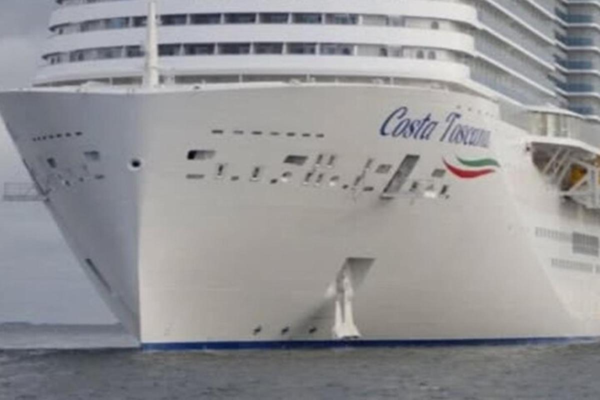 et stort cruiseskip som ligger i vannet