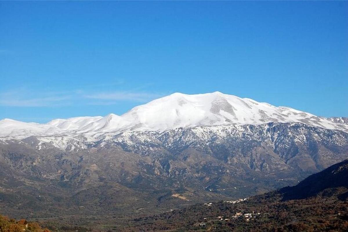 ένα χιονισμένο βουνό στην κορυφή ενός βουνού