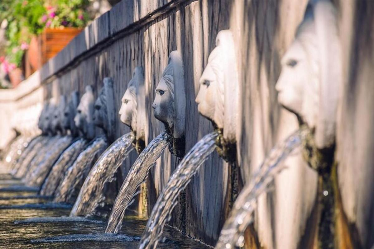 một dãy tượng tổng thống trên tường