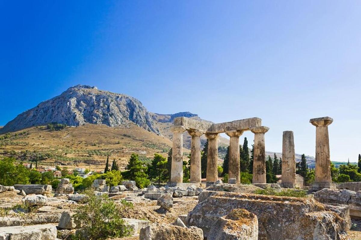 un antico tempio con una montagna sullo sfondo