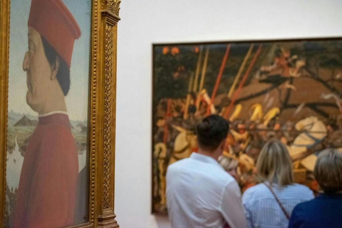 skupina lidí prohlížejících si obraz v muzeu