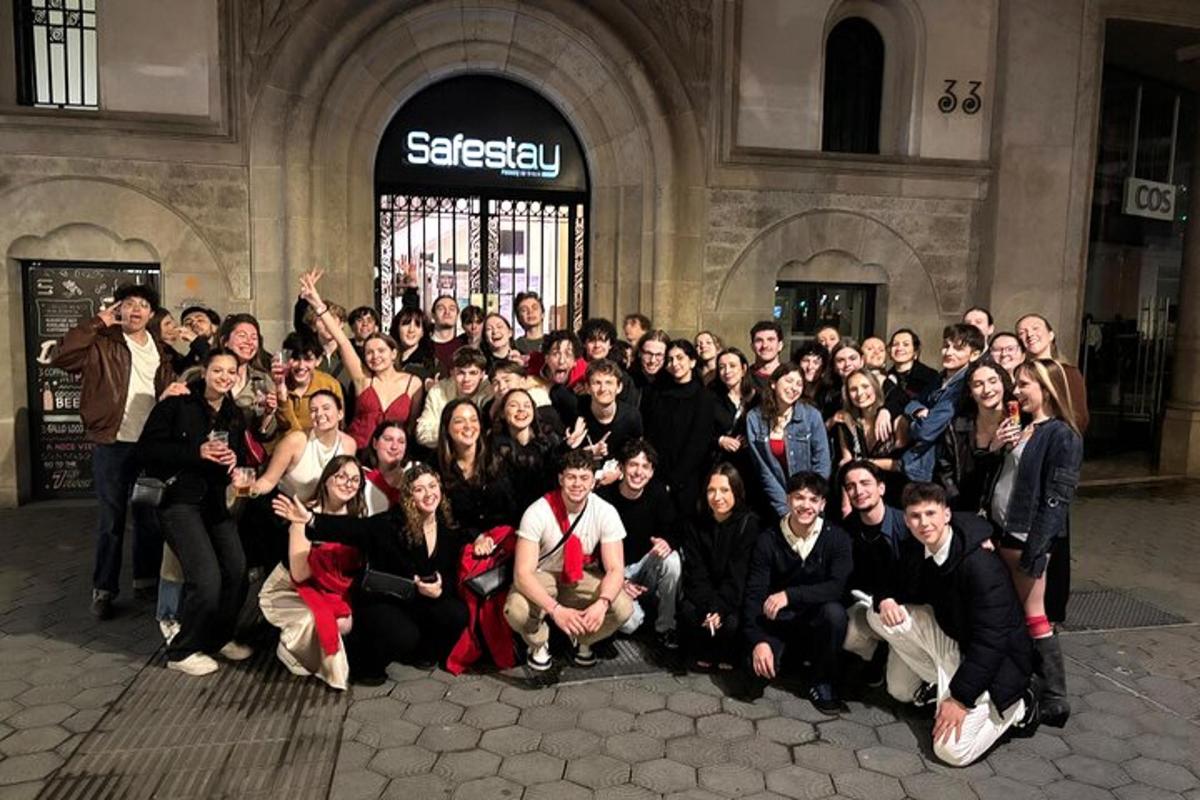 um grande grupo de pessoas posando em frente a um prédio
