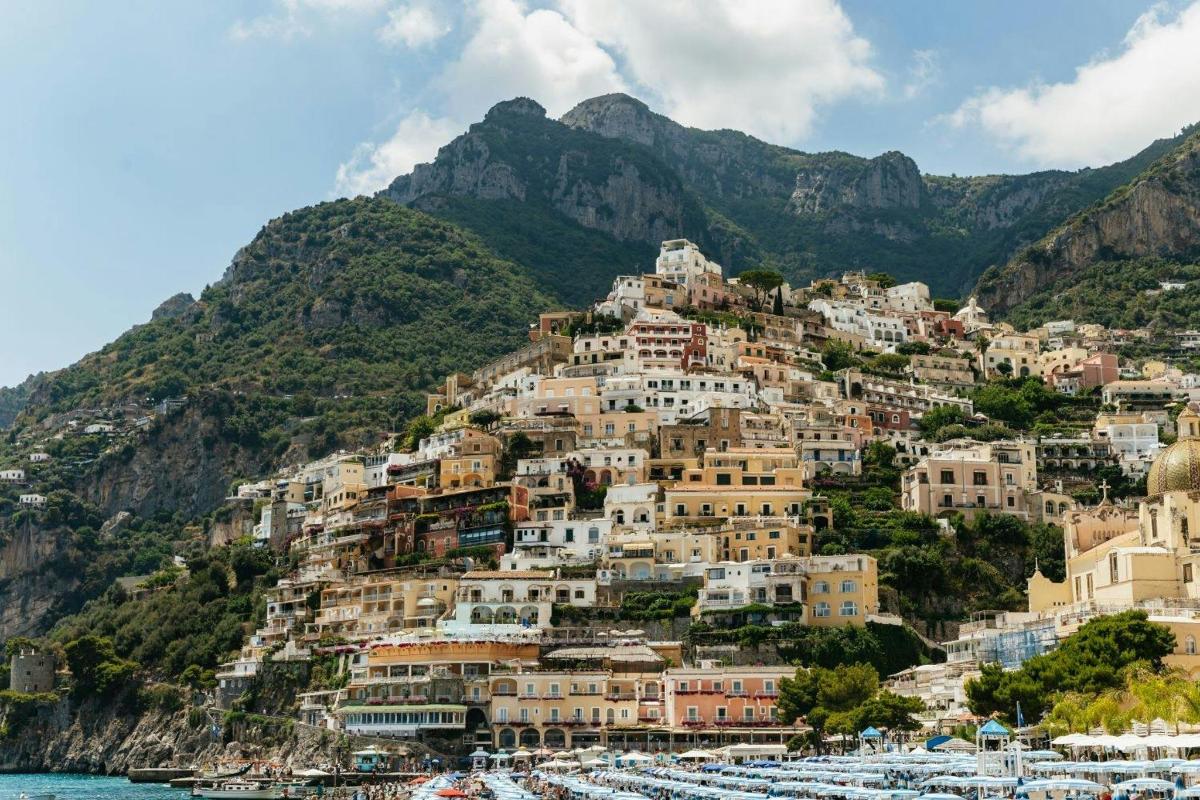 widok na positano na wybrzeżu amalfi