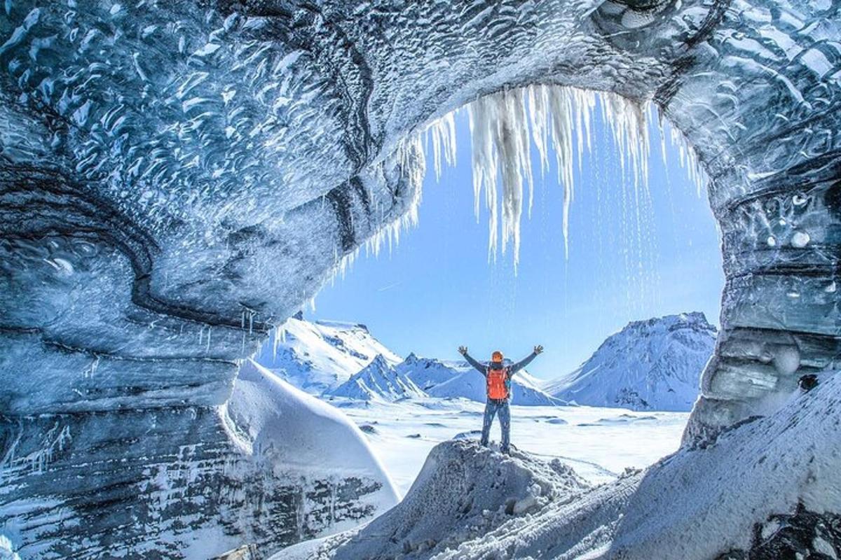 maður stendur á steini undir íshelli