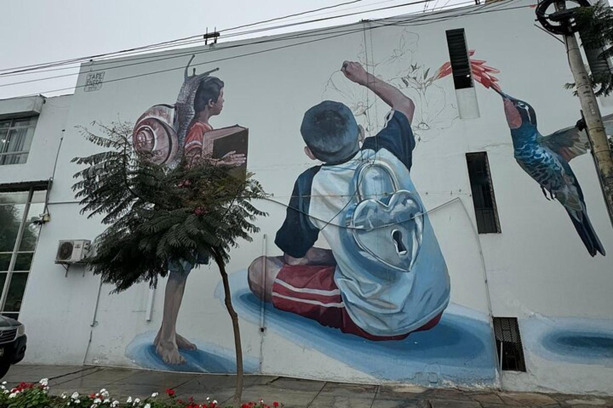 o pictură murală cu un băiat cu un rucsac pe un perete