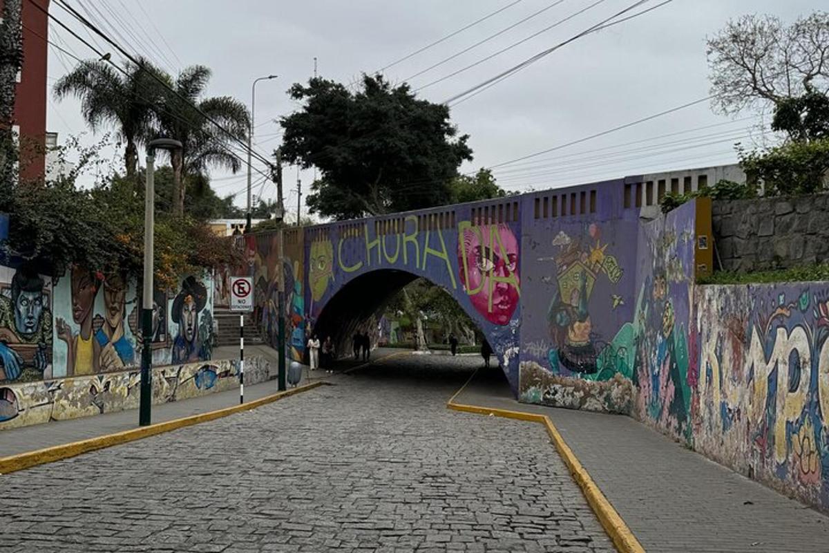 isang tulay na may graffiti sa gilid nito