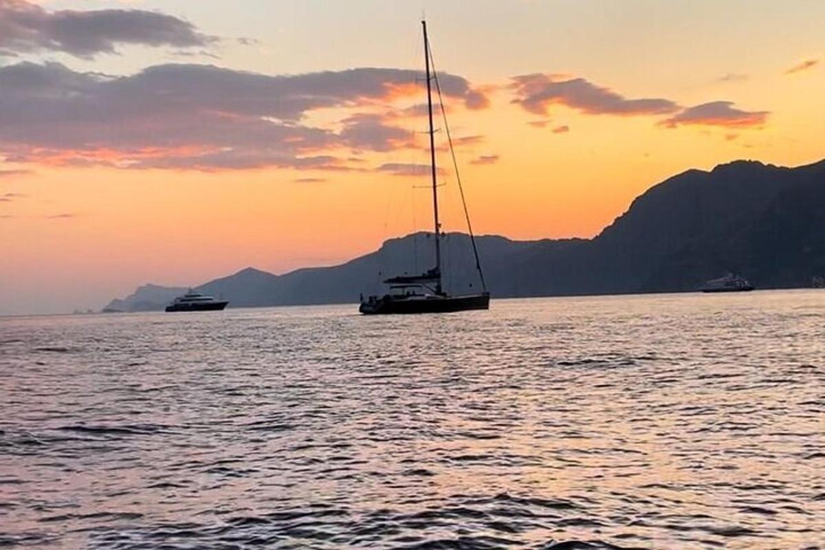 ένα ιστιοφόρο στο νερό κατά το ηλιοβασίλεμα