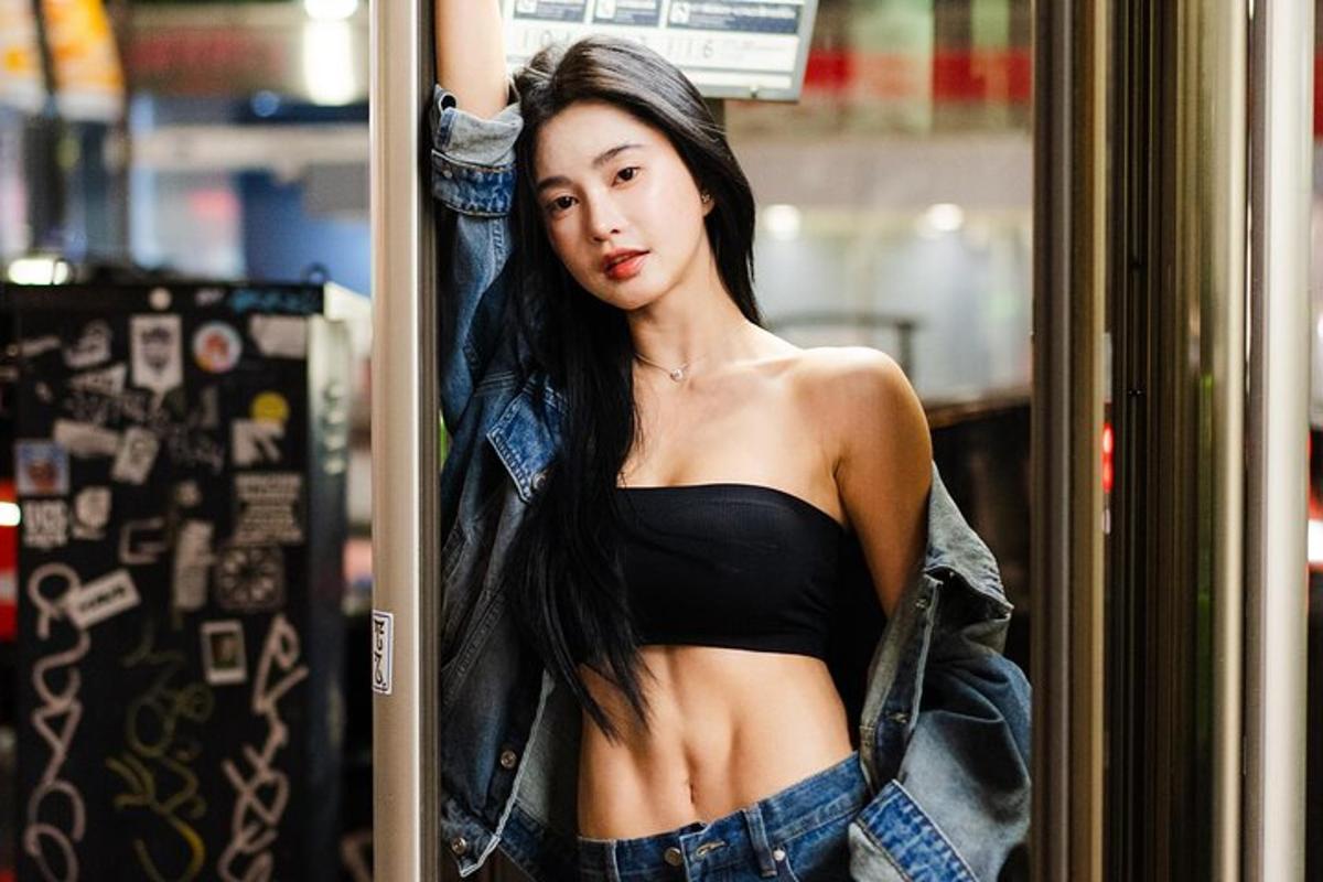 一位身穿黑色短款上衣和牛仔夹克的女士