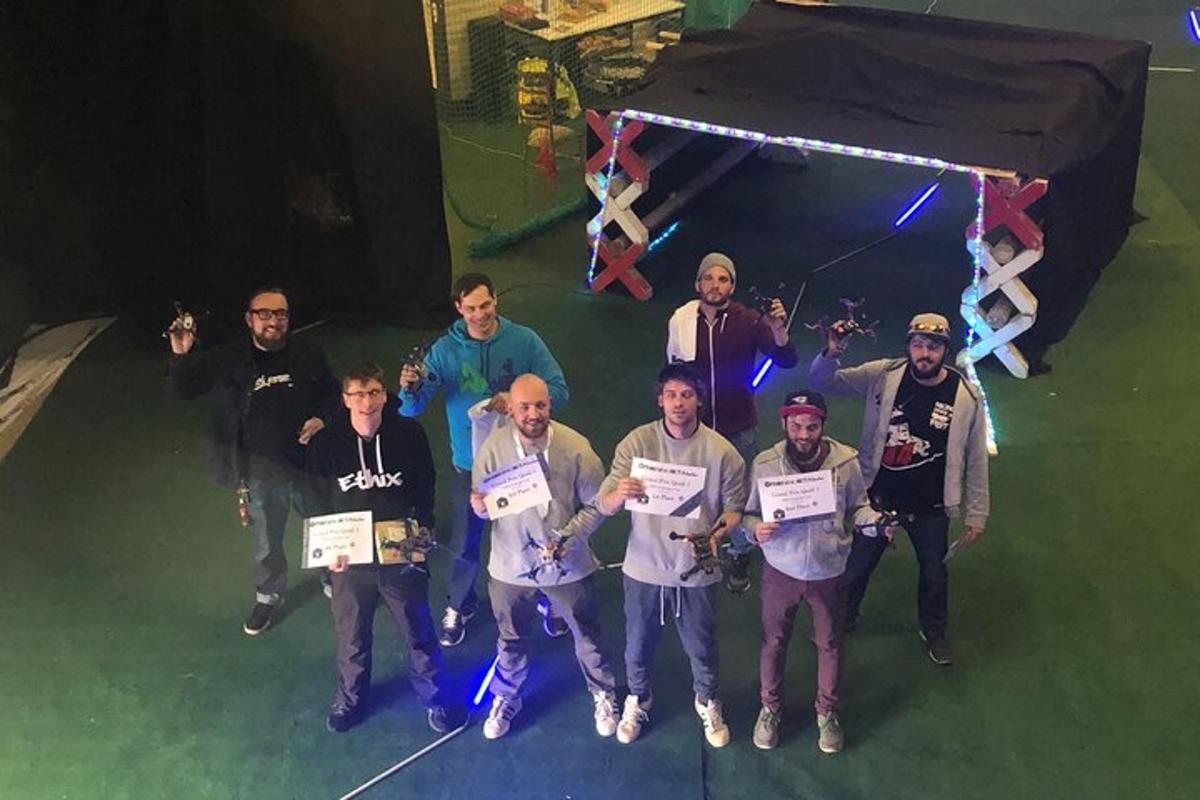 Un grupo de hombres posando para una foto con certificados.