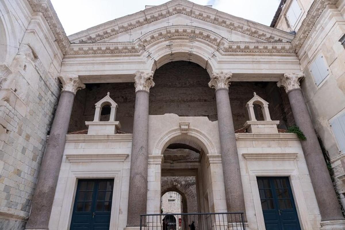 ένα μεγάλο κτίριο με δύο κίονες και δύο εισόδους