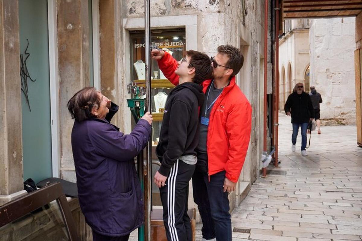 μια ομάδα ανθρώπων που κοιτάζουν σε μια βιτρίνα καταστήματος