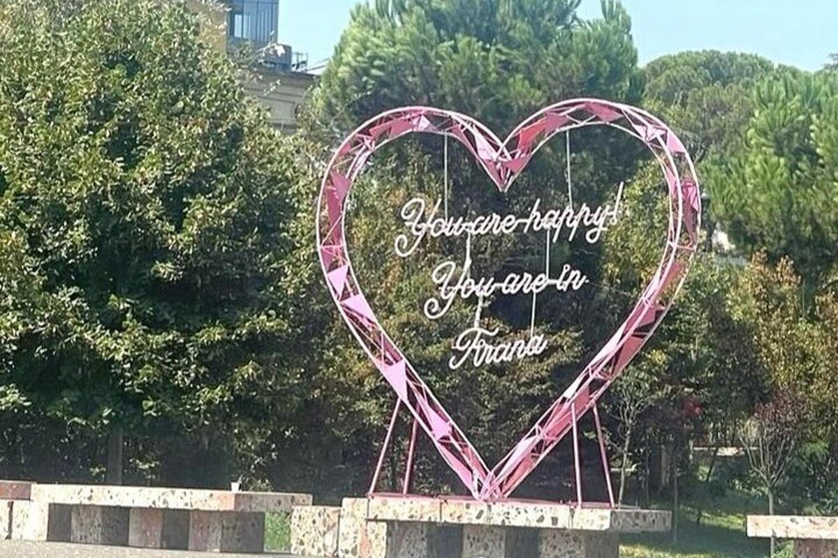 자신감이 필요하다는 것을 알려주는 하트 모양의 표지판