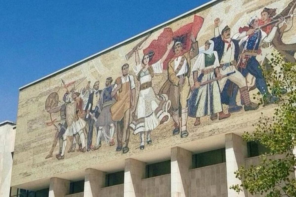 hoone küljel inimestest koosnev seinamaaling