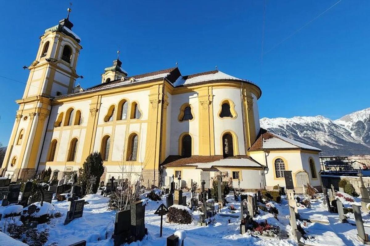 velika cerkev s pokopališčem v snegu