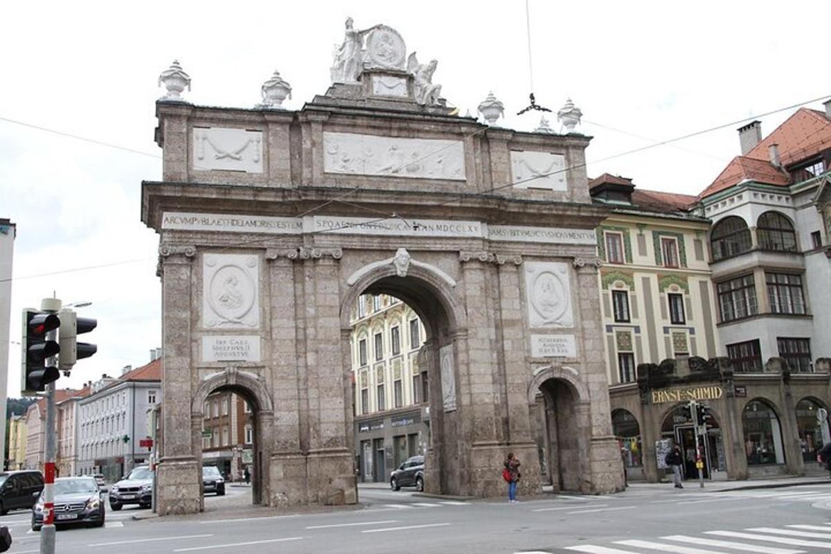 un vecchio edificio con una torre dell'orologio su una strada