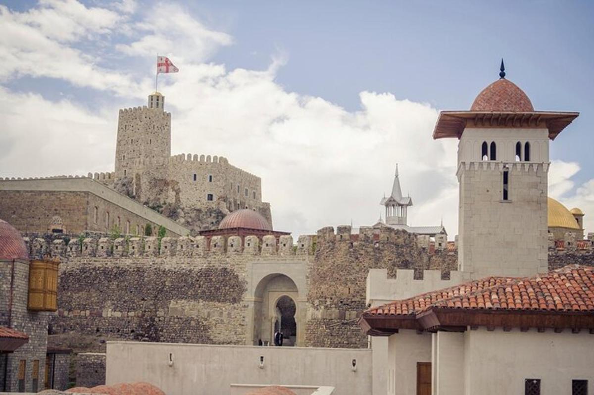 un castello con due torri in cima a un edificio