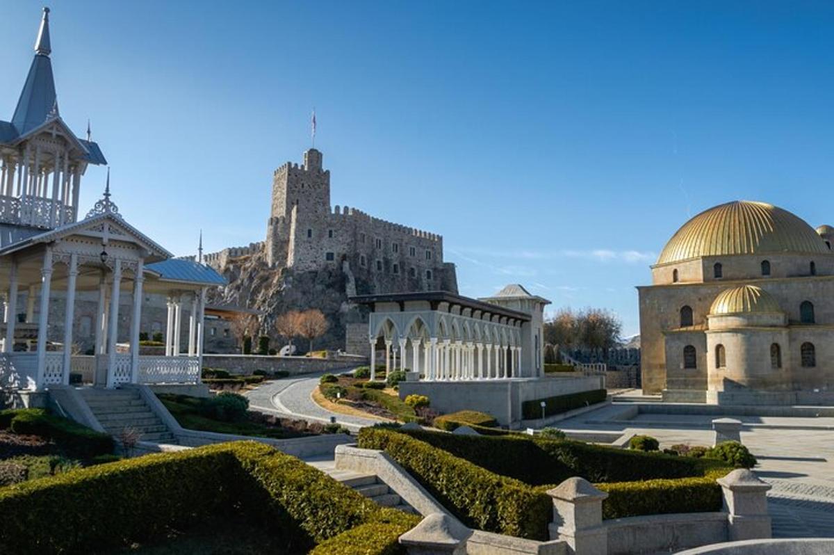 una vista di un edificio con una moschea e un castello