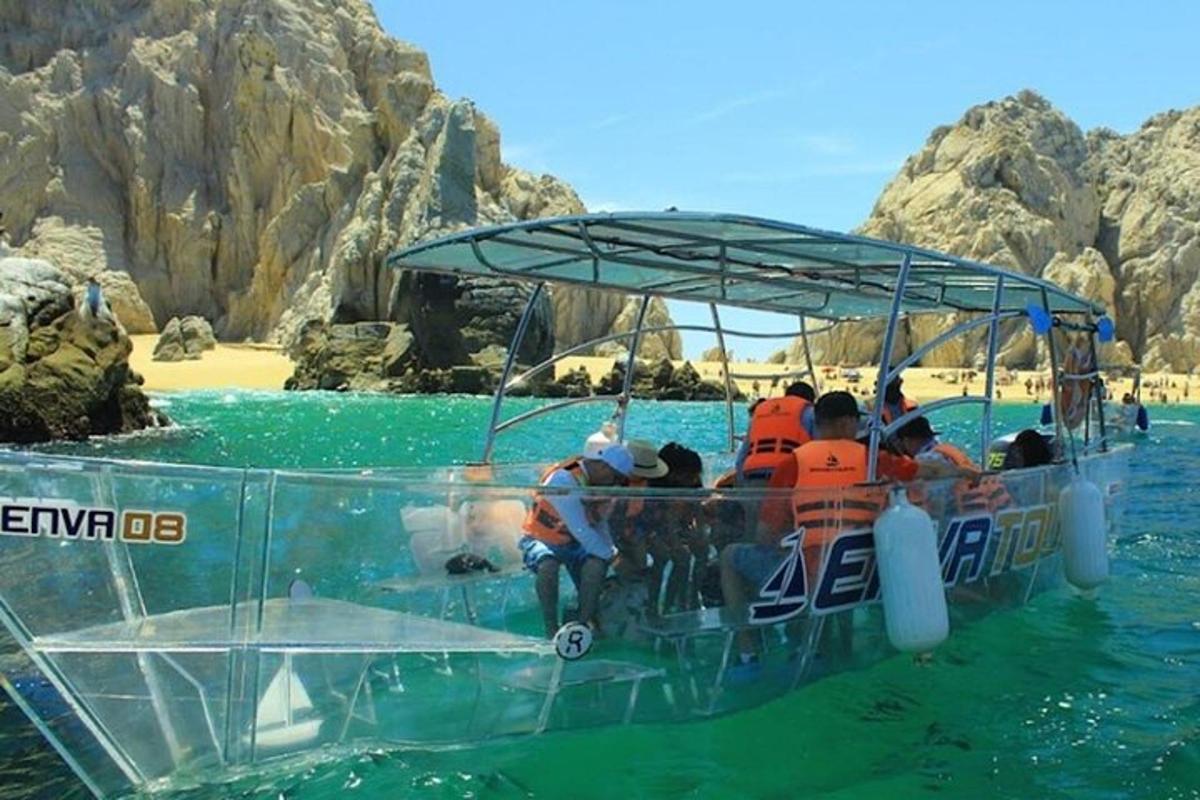Un grupo de personas viajando en un bote en el agua