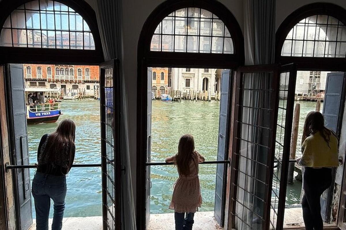 Tres chicas mirando el agua desde una ventana